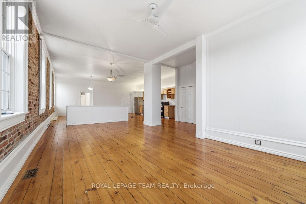 












4 ELGIN STREET

,
Arnprior,




Ontario
K7S1N3

