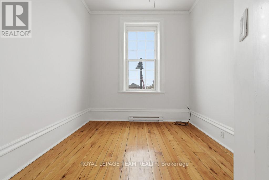 












4 ELGIN STREET

,
Arnprior,




Ontario
K7S1N3

