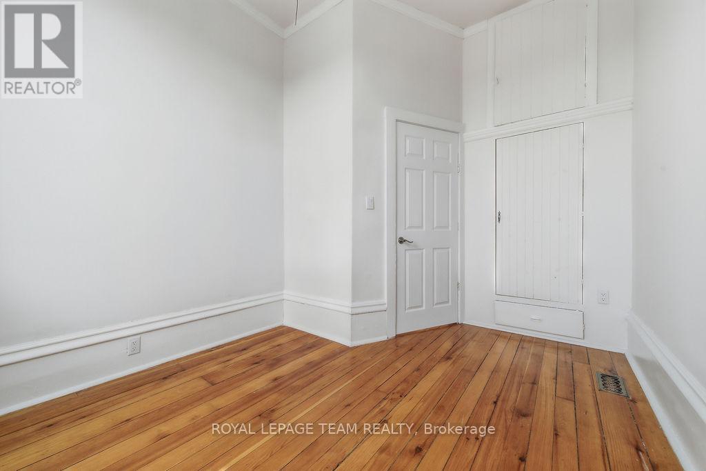 












4 ELGIN STREET

,
Arnprior,




Ontario
K7S1N3

