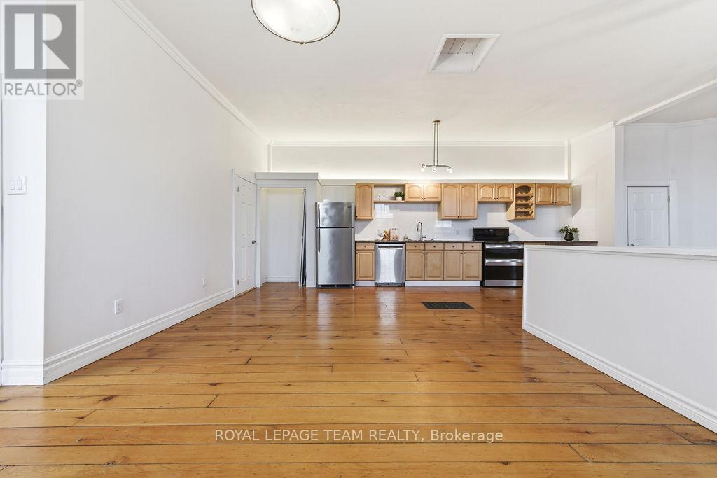 












4 ELGIN STREET

,
Arnprior,




Ontario
K7S1N3

