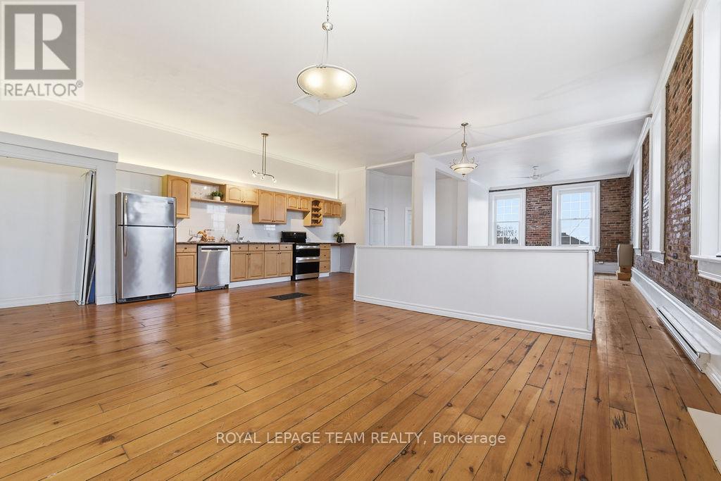 












4 ELGIN STREET

,
Arnprior,




Ontario
K7S1N3

