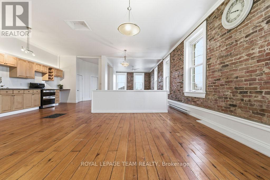 












4 ELGIN STREET

,
Arnprior,




Ontario
K7S1N3

