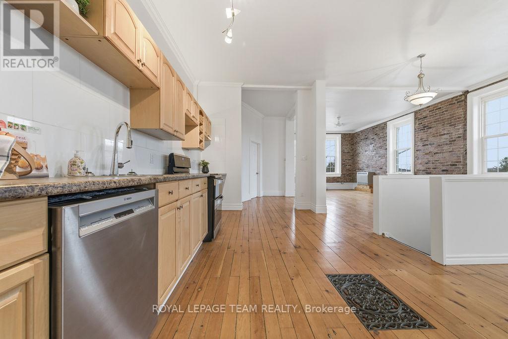 












4 ELGIN STREET

,
Arnprior,




Ontario
K7S1N3

