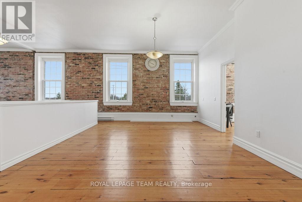 












4 ELGIN STREET

,
Arnprior,




Ontario
K7S1N3

