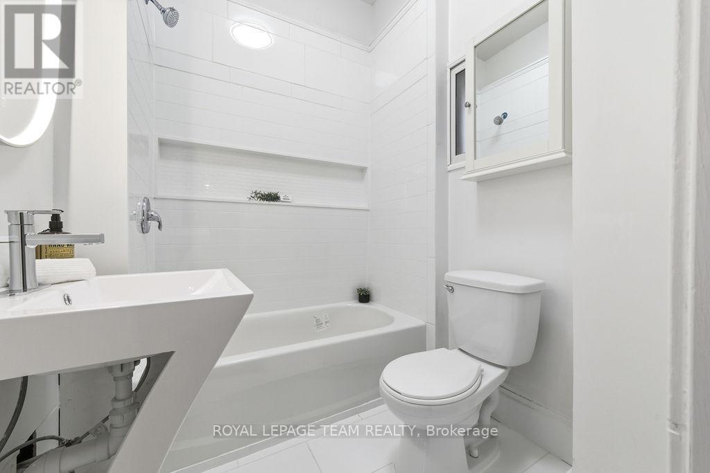 












4 ELGIN STREET

,
Arnprior,




Ontario
K7S1N3

