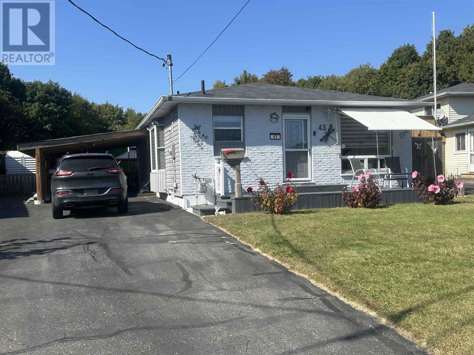 












43 London CRES

,
Elliot Lake,




Ontario
P5A2P7

