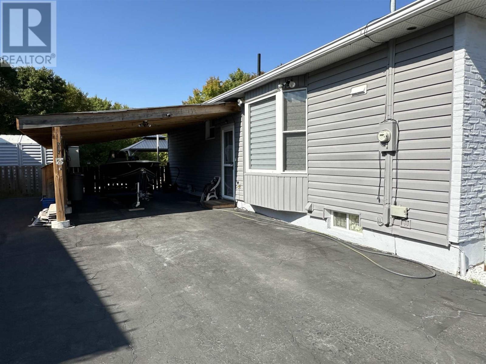 












43 London CRES

,
Elliot Lake,




Ontario
P5A2P7

