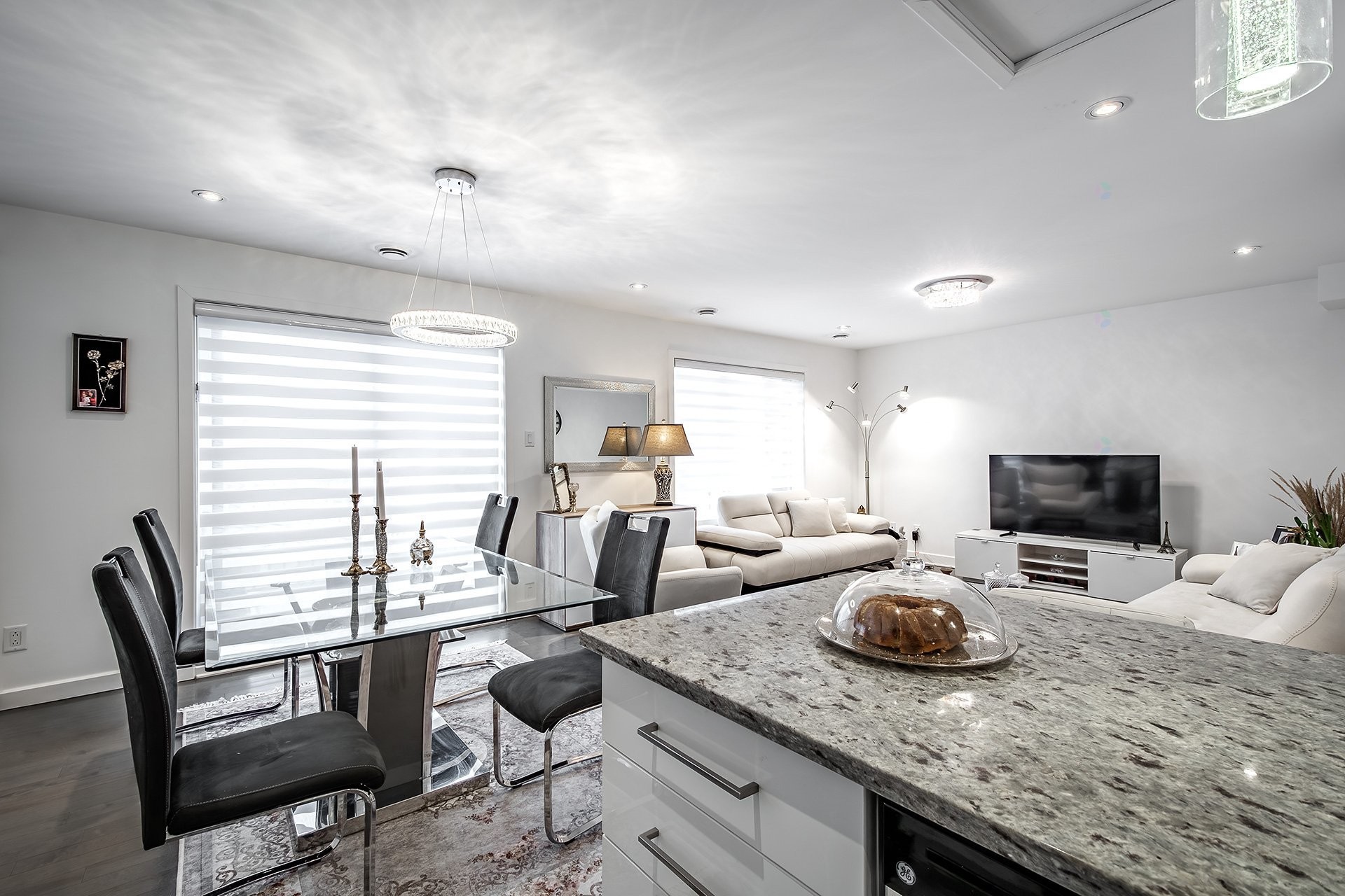 









5788A


Av. Parkhaven

,
Côte-Saint-Luc,




QC
H4W1X9

