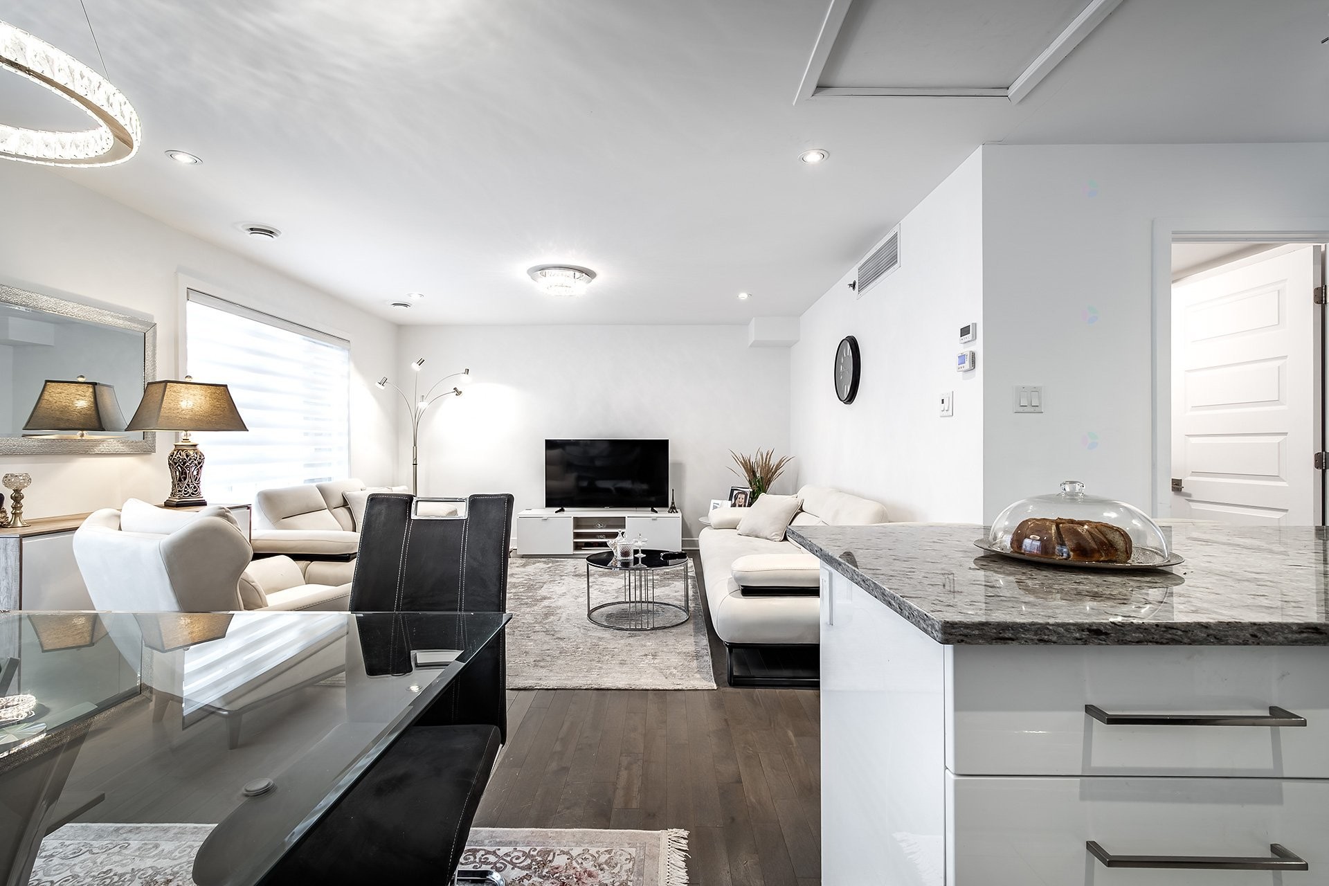 









5788A


Av. Parkhaven

,
Côte-Saint-Luc,




QC
H4W1X9

