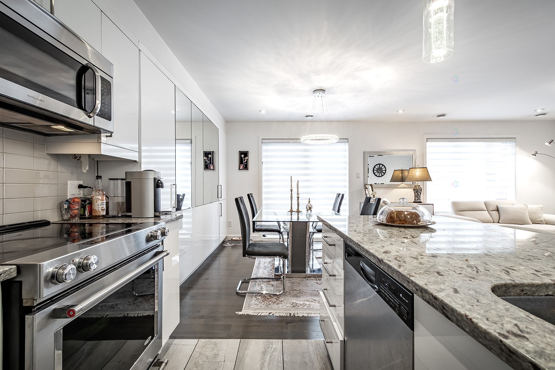 









5788A


Av. Parkhaven

,
Côte-Saint-Luc,




QC
H4W1X9

