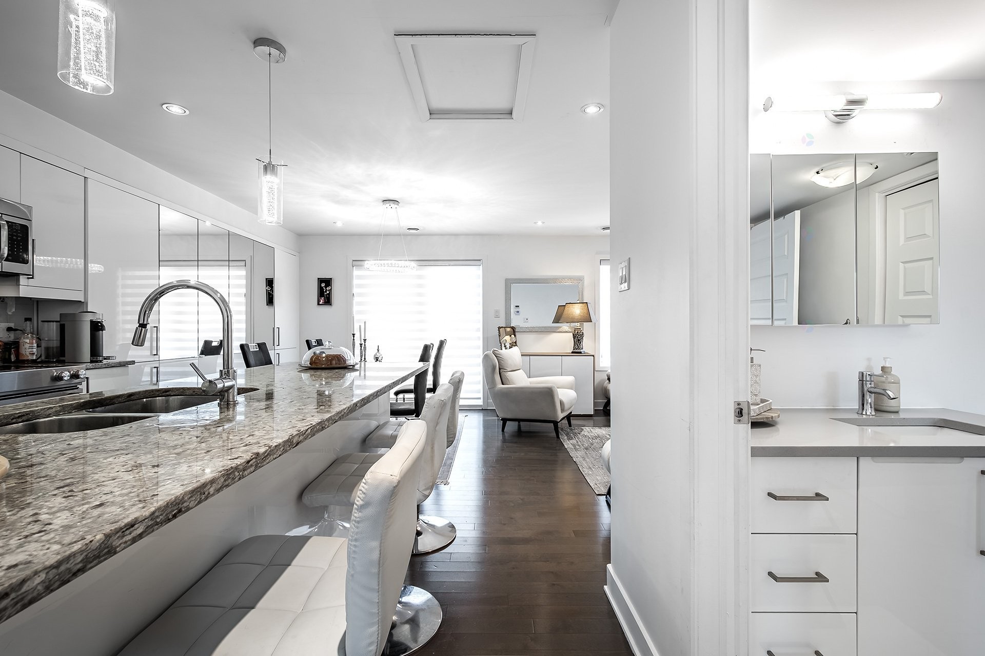 









5788A


Av. Parkhaven

,
Côte-Saint-Luc,




QC
H4W1X9

