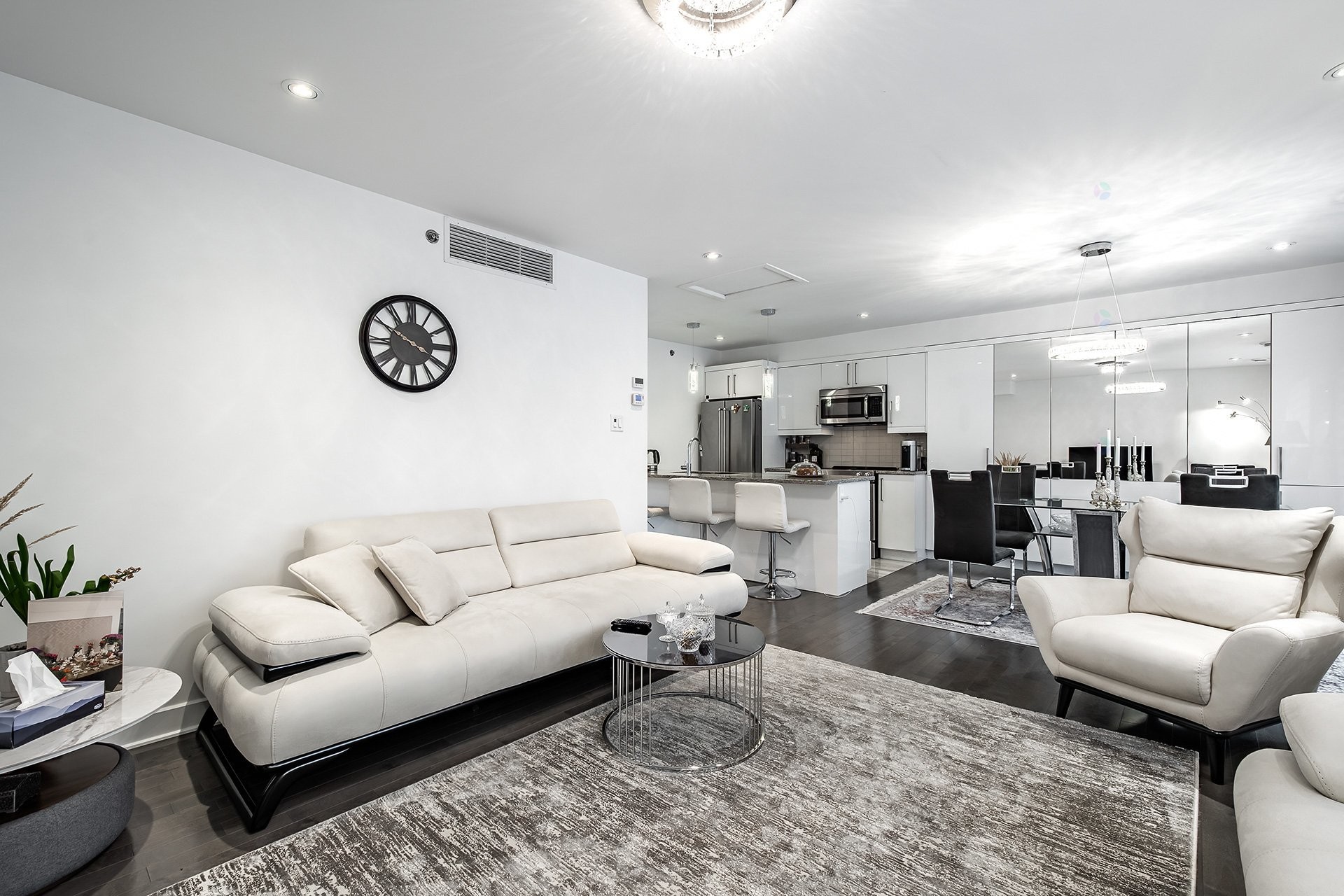 









5788A


Av. Parkhaven

,
Côte-Saint-Luc,




QC
H4W1X9

