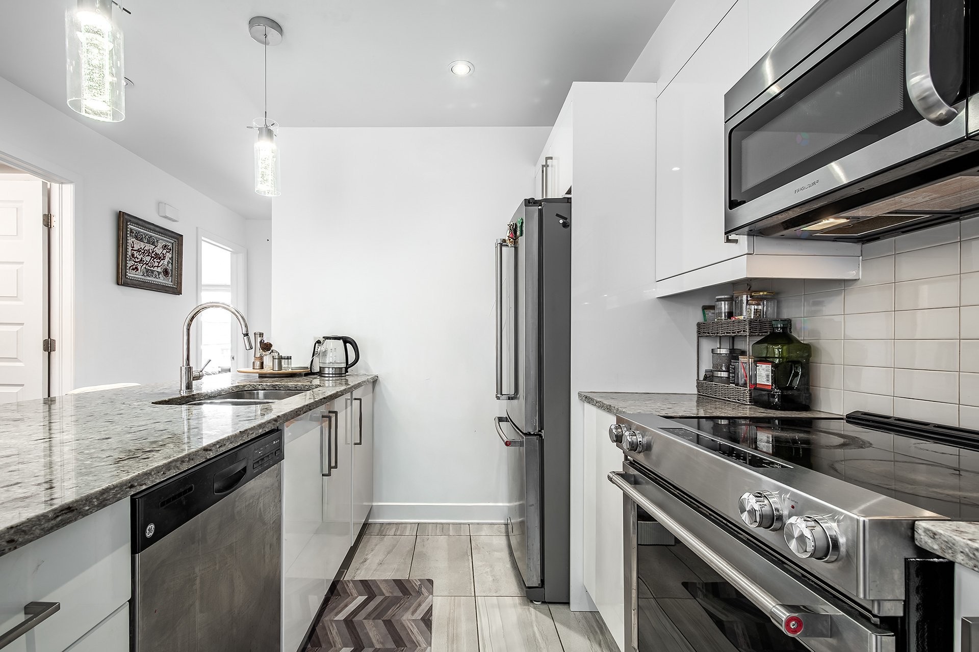 









5788A


Av. Parkhaven

,
Côte-Saint-Luc,




QC
H4W1X9

