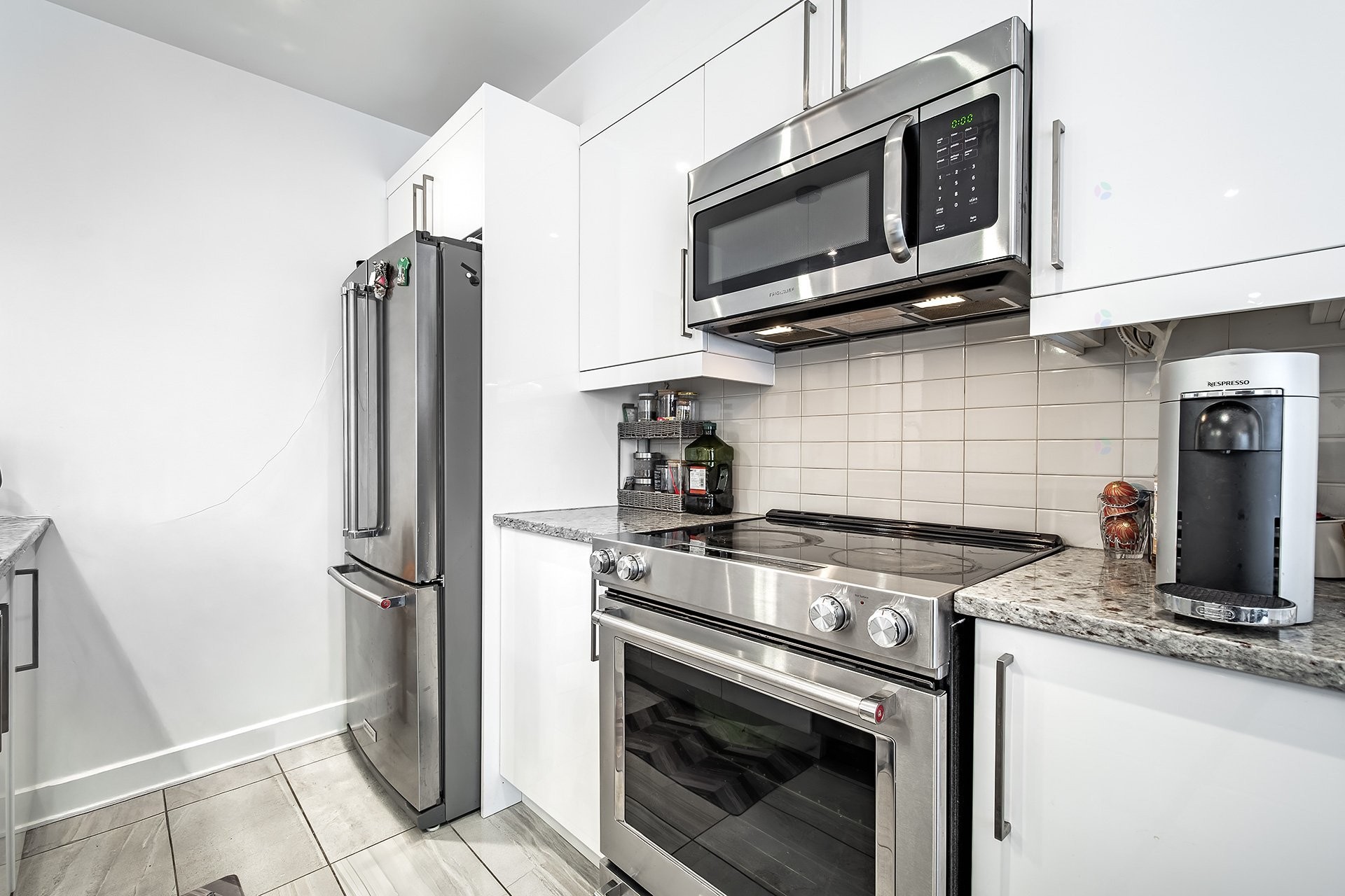 









5788A


Av. Parkhaven

,
Côte-Saint-Luc,




QC
H4W1X9

