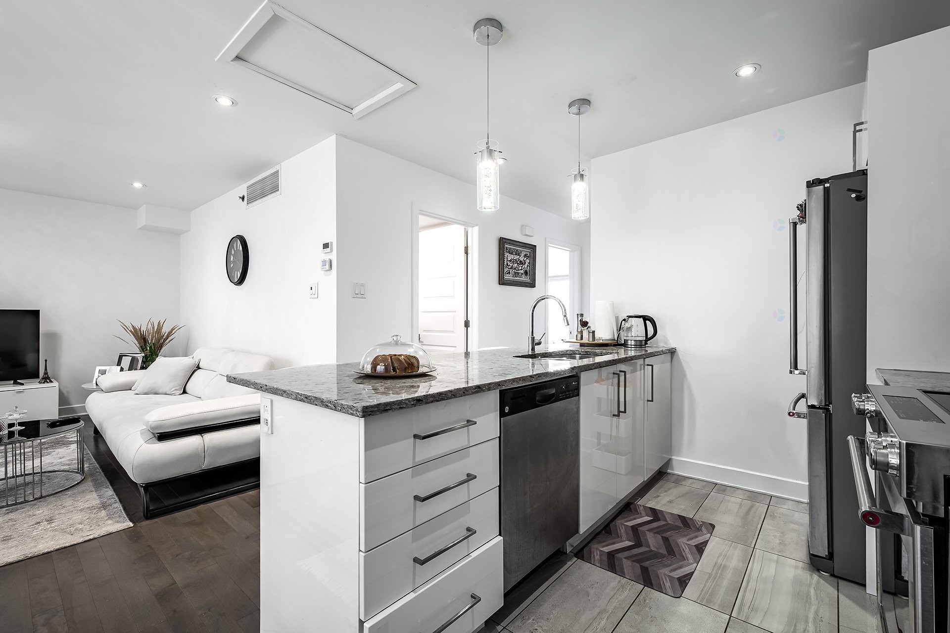 









5788A


Av. Parkhaven

,
Côte-Saint-Luc,




QC
H4W1X9

