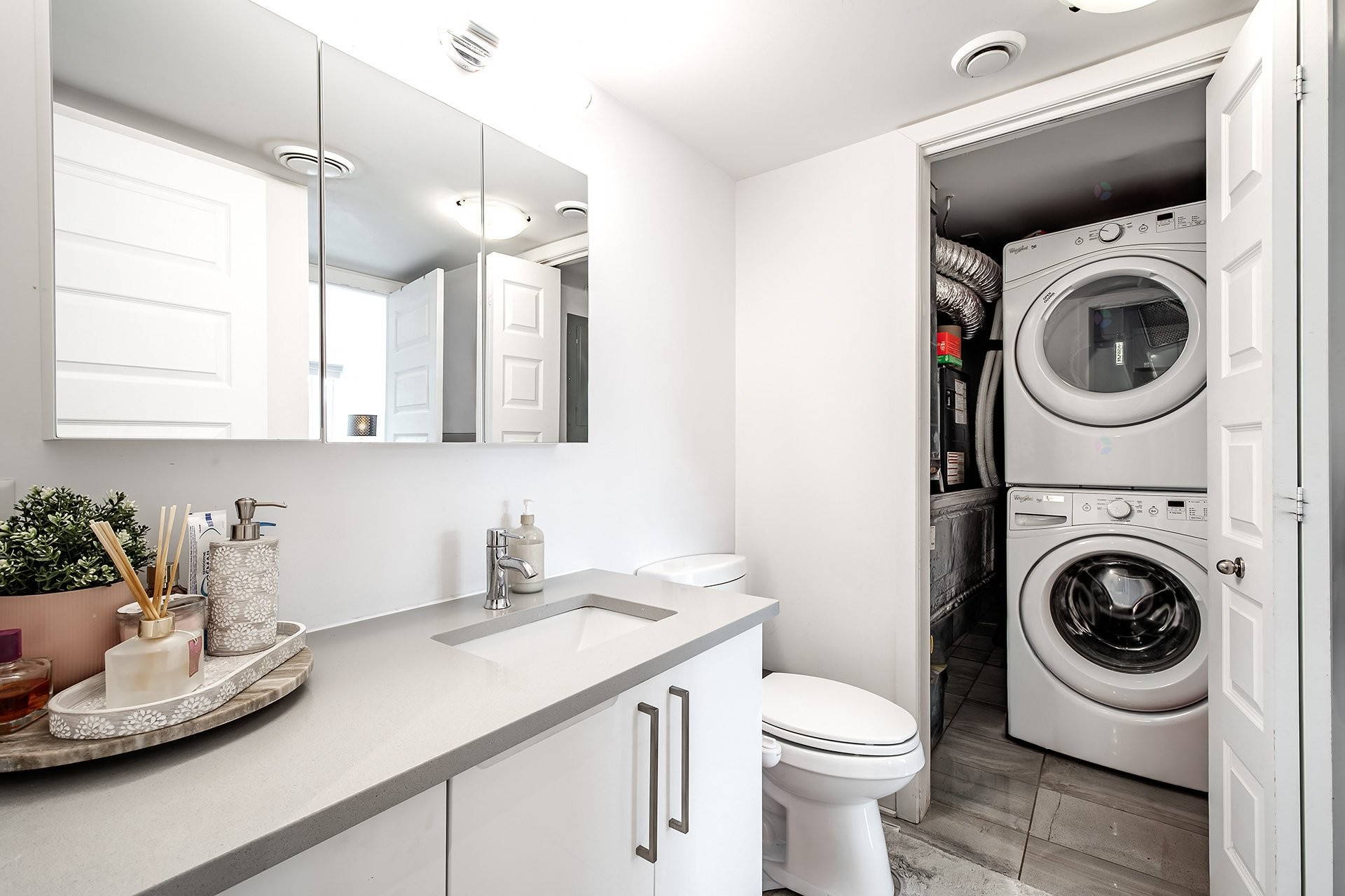 









5788A


Av. Parkhaven

,
Côte-Saint-Luc,




QC
H4W1X9

