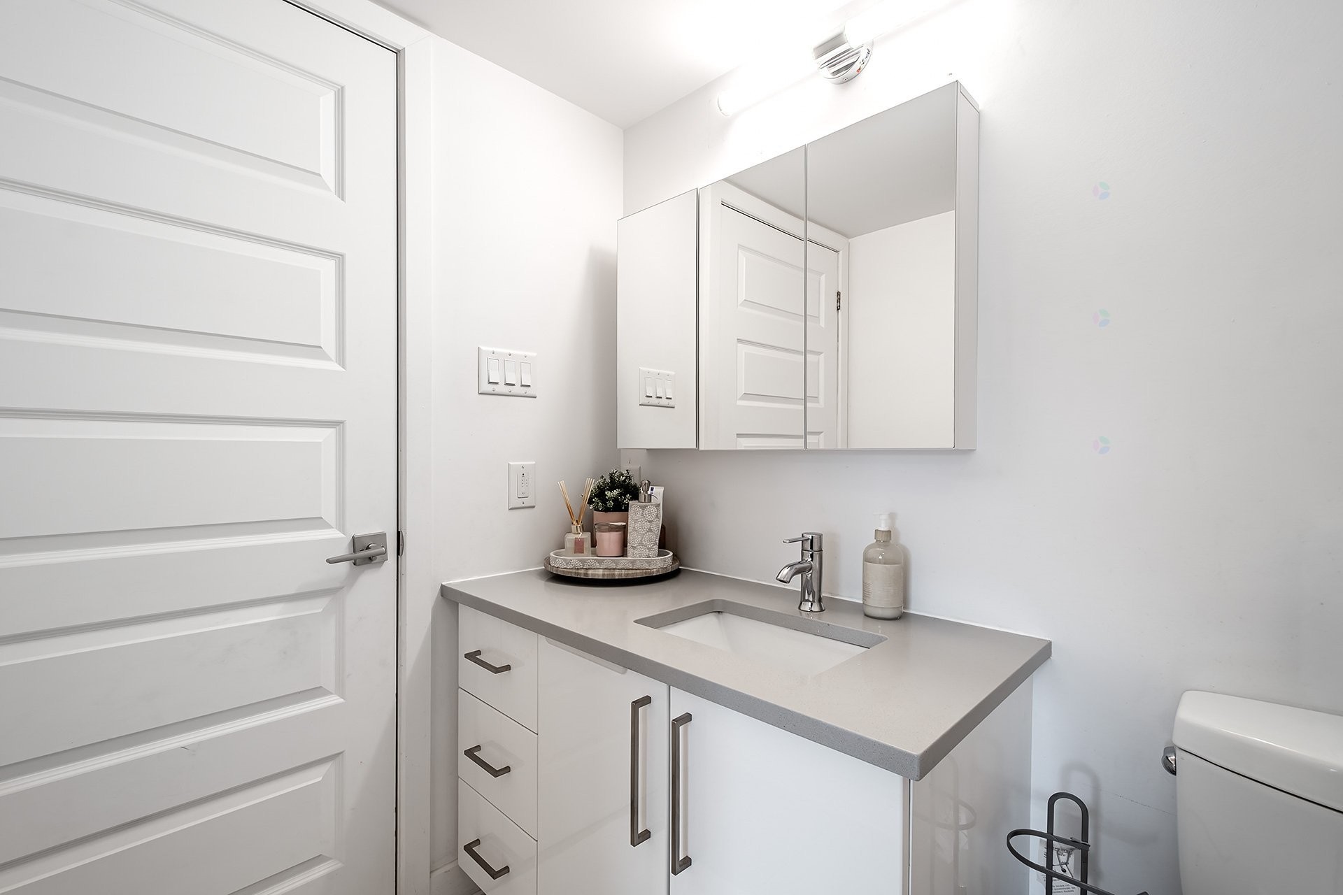 









5788A


Av. Parkhaven

,
Côte-Saint-Luc,




QC
H4W1X9

