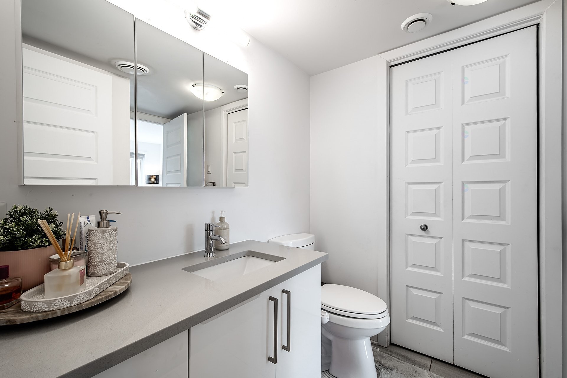 









5788A


Av. Parkhaven

,
Côte-Saint-Luc,




QC
H4W1X9

