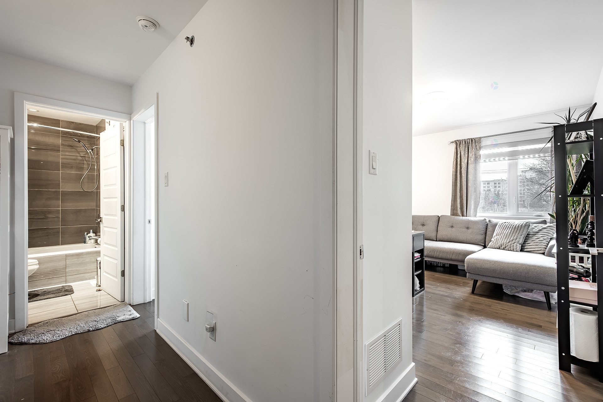 









5788A


Av. Parkhaven

,
Côte-Saint-Luc,




QC
H4W1X9

