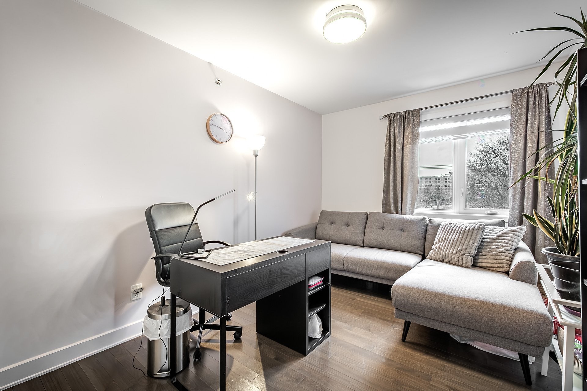 









5788A


Av. Parkhaven

,
Côte-Saint-Luc,




QC
H4W1X9

