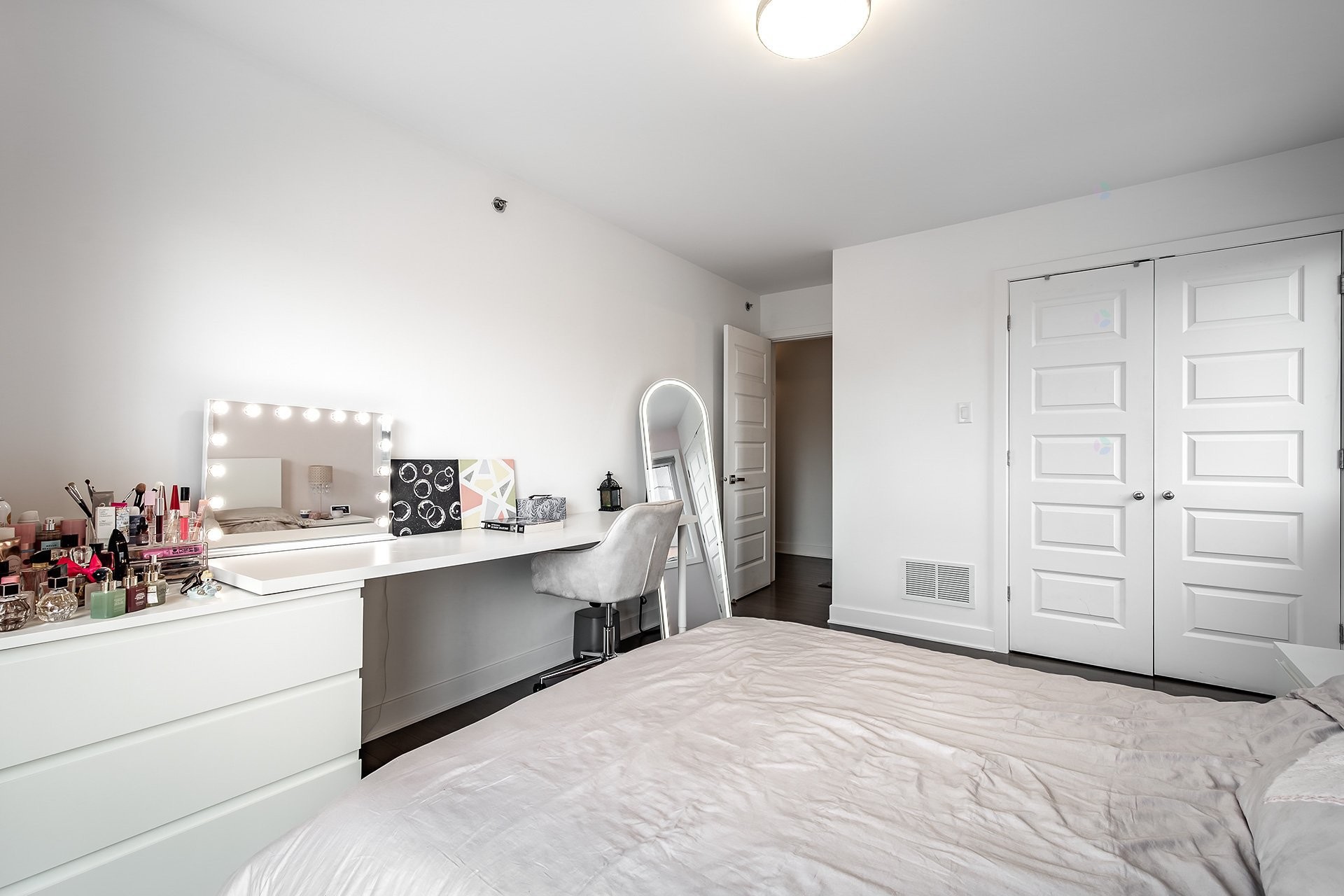 









5788A


Av. Parkhaven

,
Côte-Saint-Luc,




QC
H4W1X9

