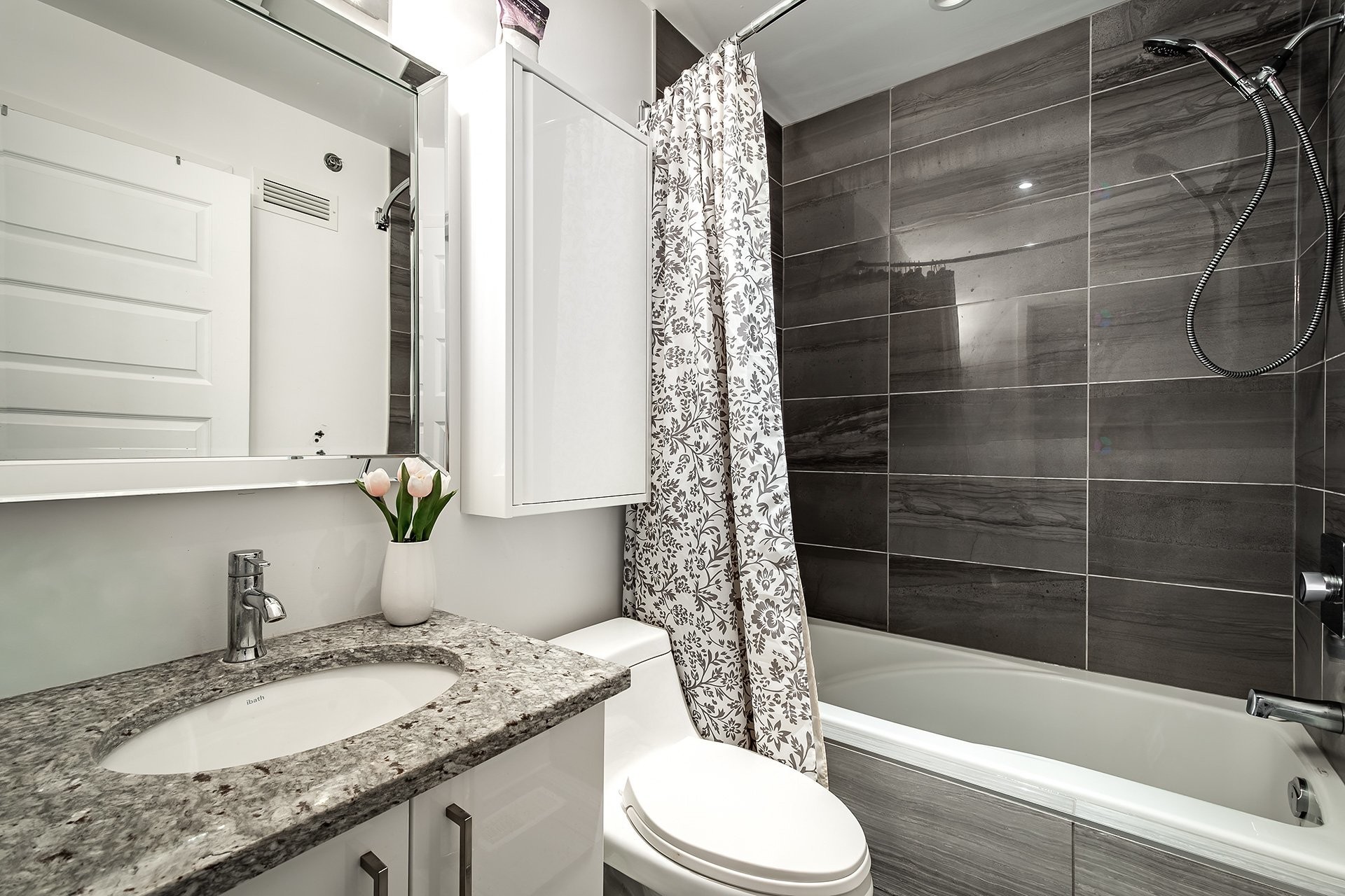 









5788A


Av. Parkhaven

,
Côte-Saint-Luc,




QC
H4W1X9

