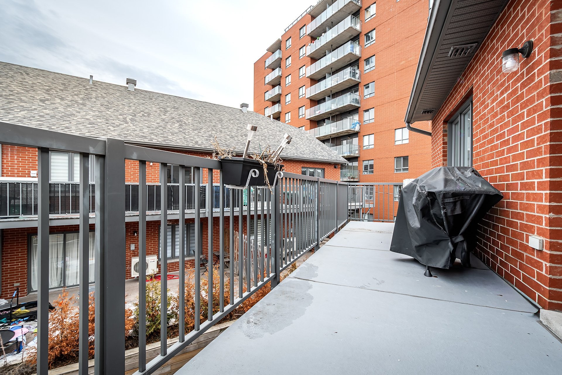 









5788A


Av. Parkhaven

,
Côte-Saint-Luc,




QC
H4W1X9

