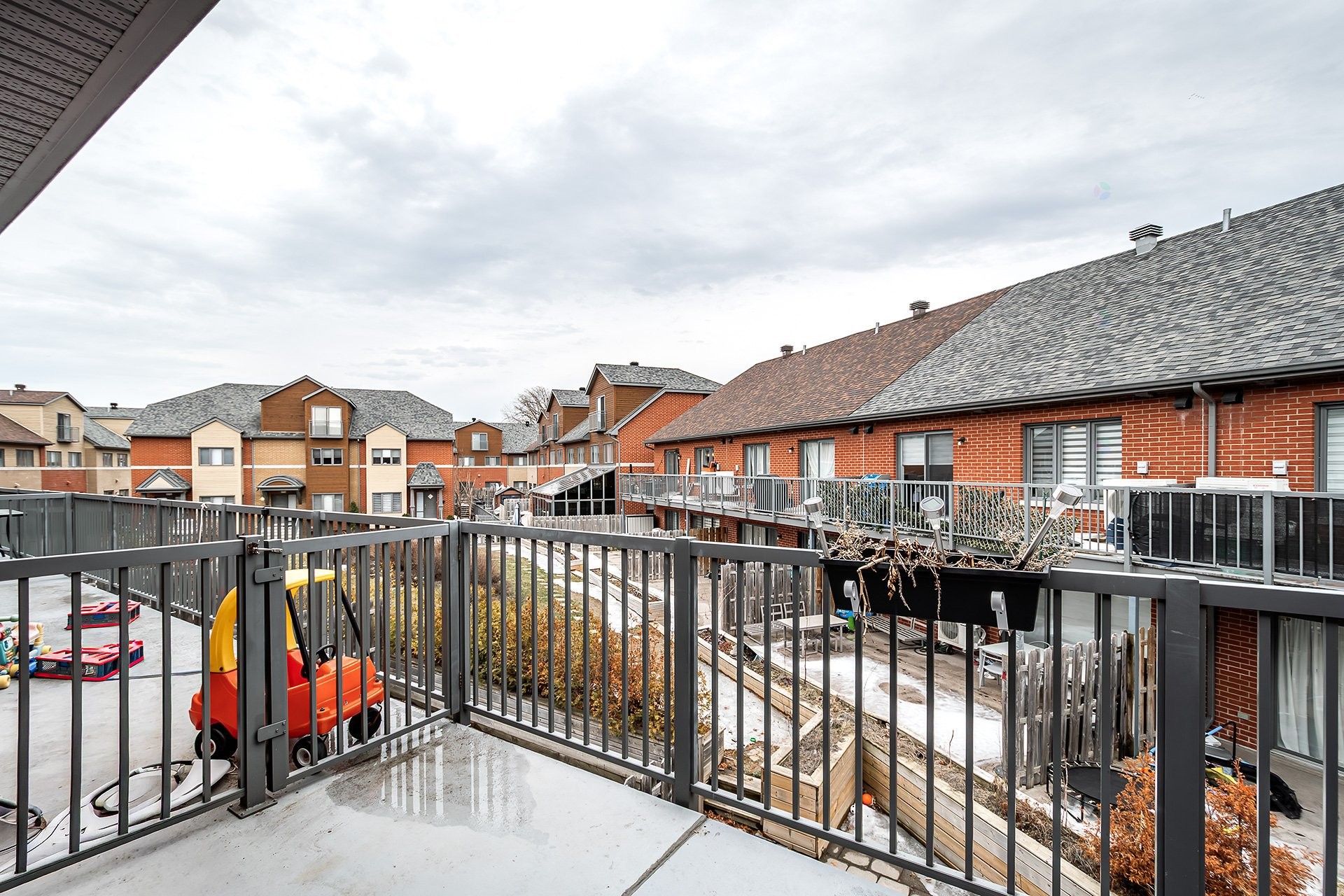 









5788A


Av. Parkhaven

,
Côte-Saint-Luc,




QC
H4W1X9

