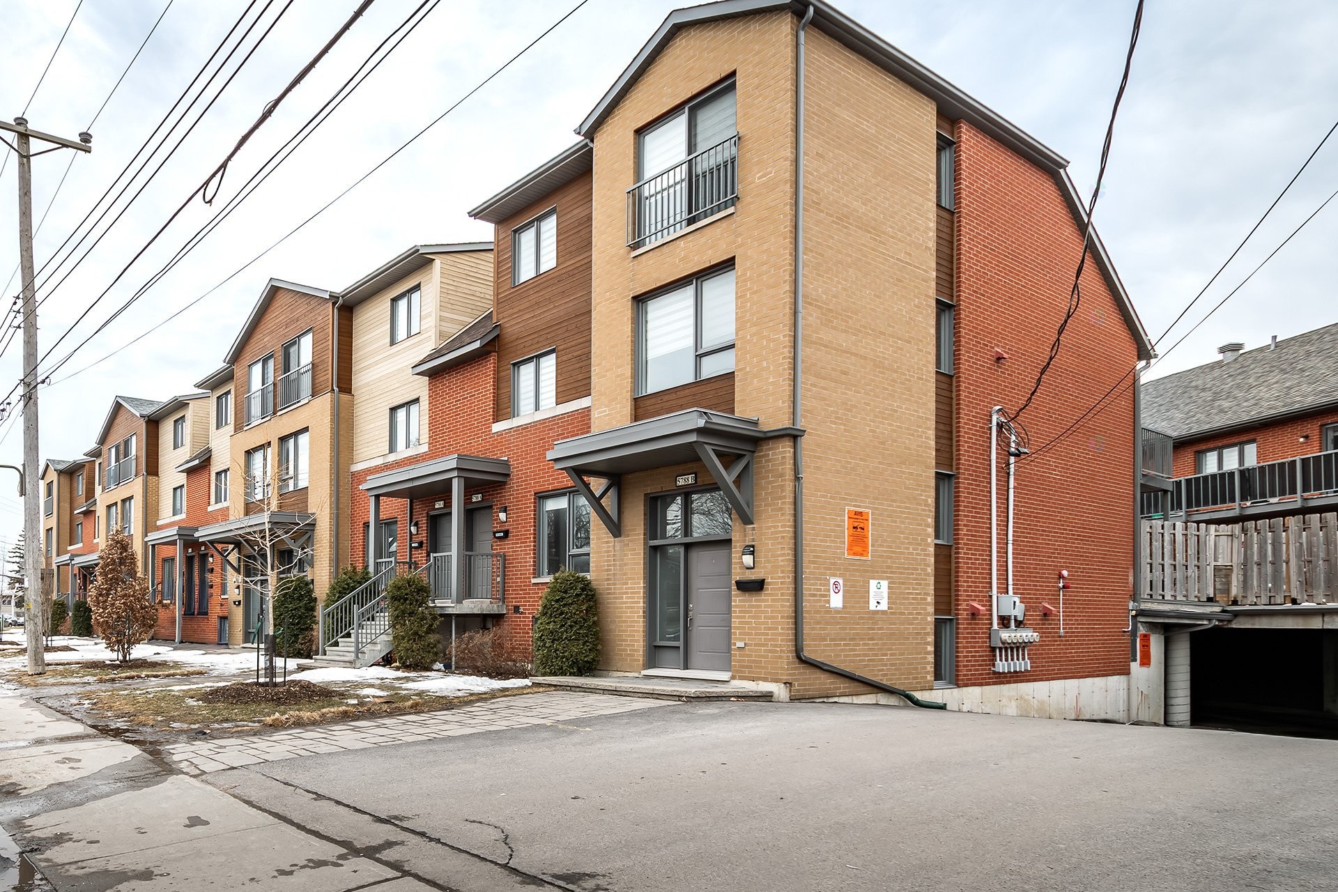 









5788A


Av. Parkhaven

,
Côte-Saint-Luc,




QC
H4W1X9

