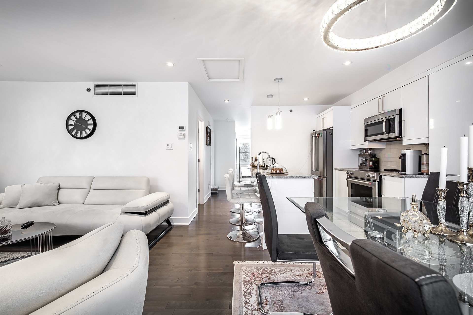 









5788A


Av. Parkhaven

,
Côte-Saint-Luc,




QC
H4W1X9

