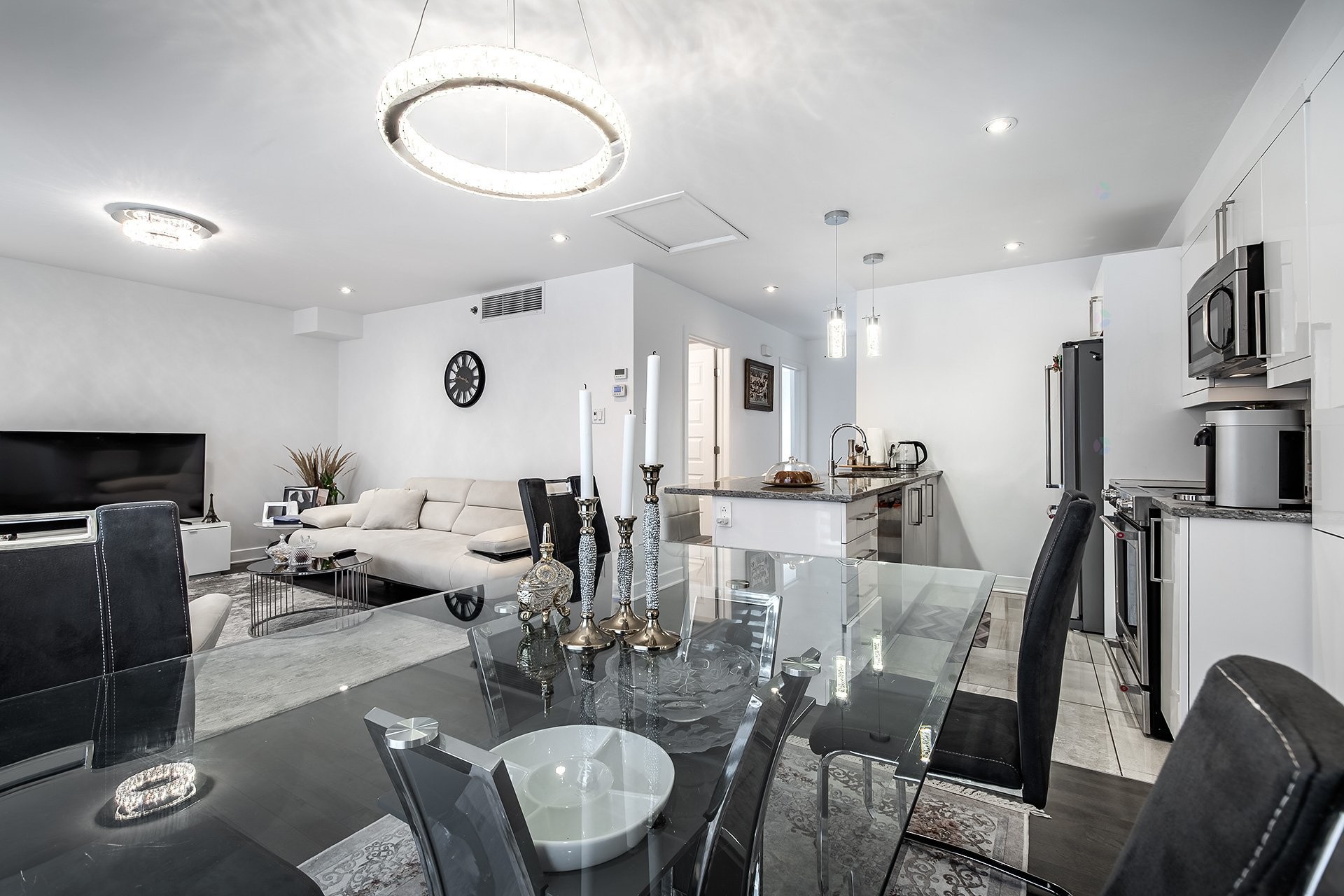 









5788A


Av. Parkhaven

,
Côte-Saint-Luc,




QC
H4W1X9

