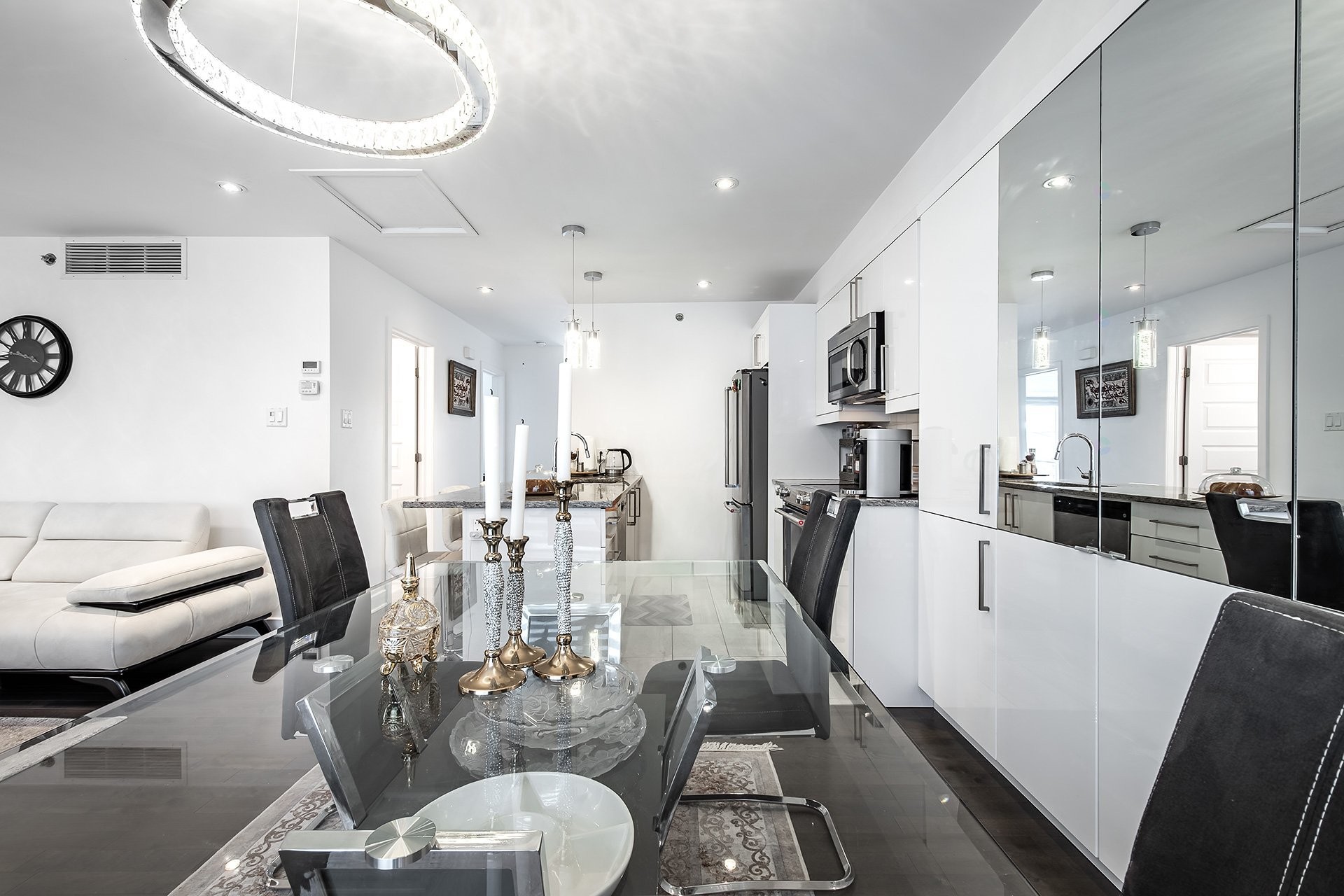 









5788A


Av. Parkhaven

,
Côte-Saint-Luc,




QC
H4W1X9

