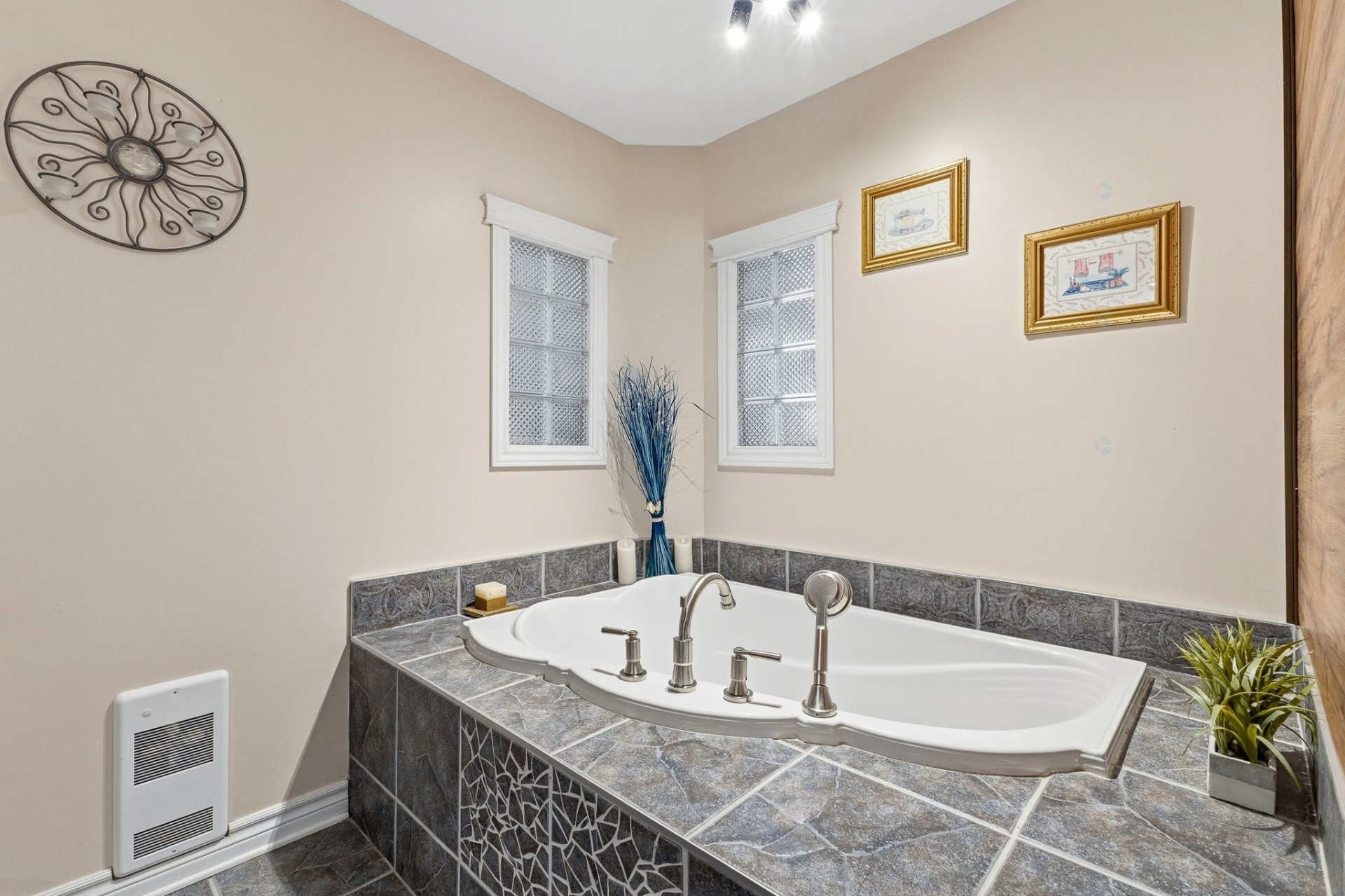 









37


Rue Biehler

,
Gatineau (Buckingham),




QC
J8L3S6

