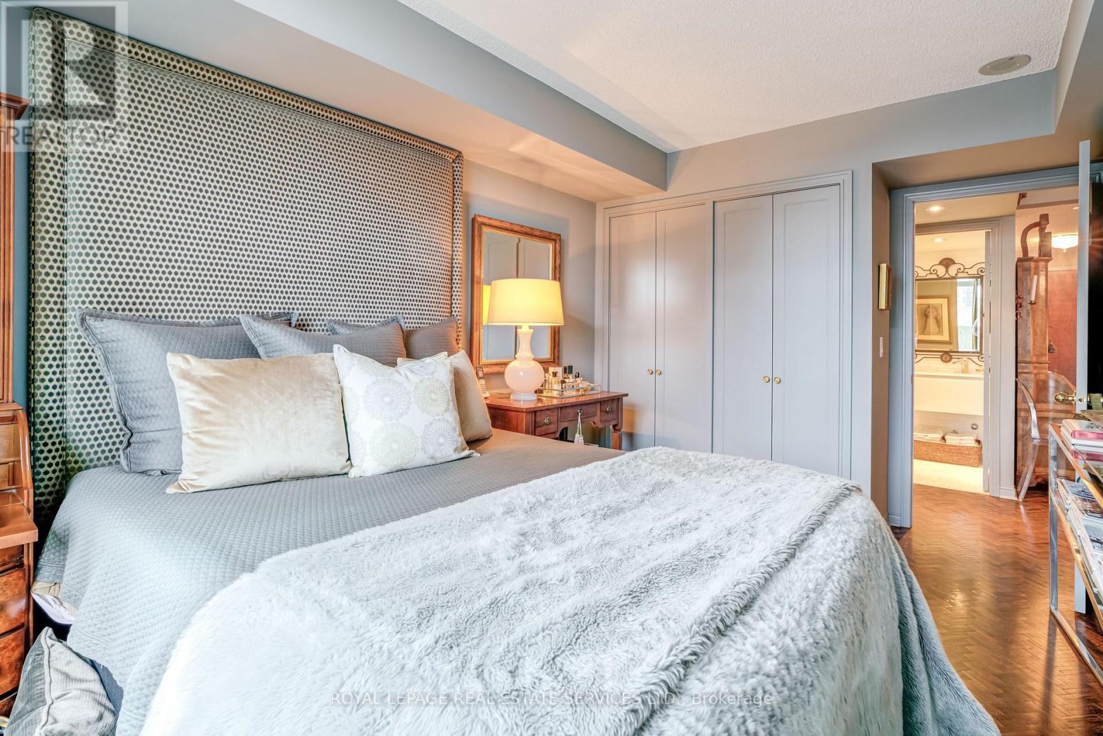 












509 - 17 MICHAEL POWER PLACE

,
Toronto,




Ontario
M9A5G5

