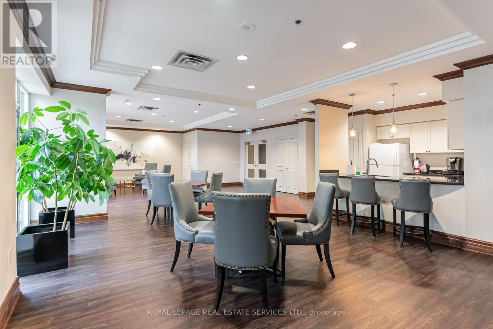 












509 - 17 MICHAEL POWER PLACE

,
Toronto,




Ontario
M9A5G5

