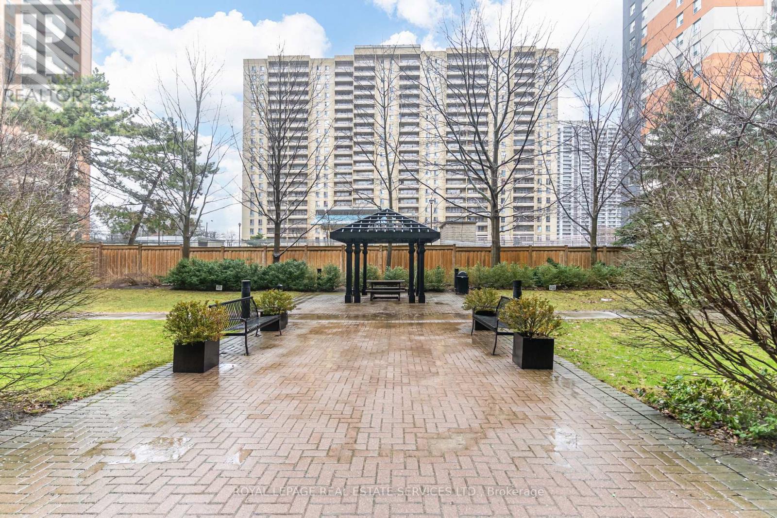 












509 - 17 MICHAEL POWER PLACE

,
Toronto,




Ontario
M9A5G5


