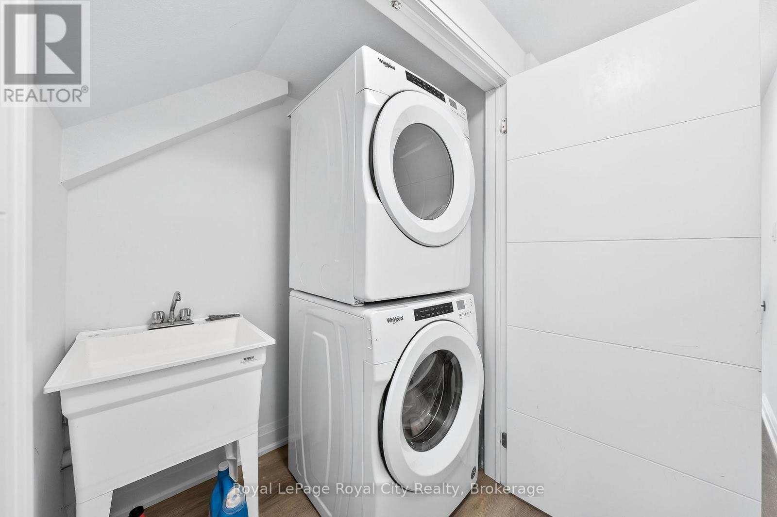 












1 - 150 HURON STREET

,
Guelph (St. Patrick's Ward),




Ontario
N1G4Y1

