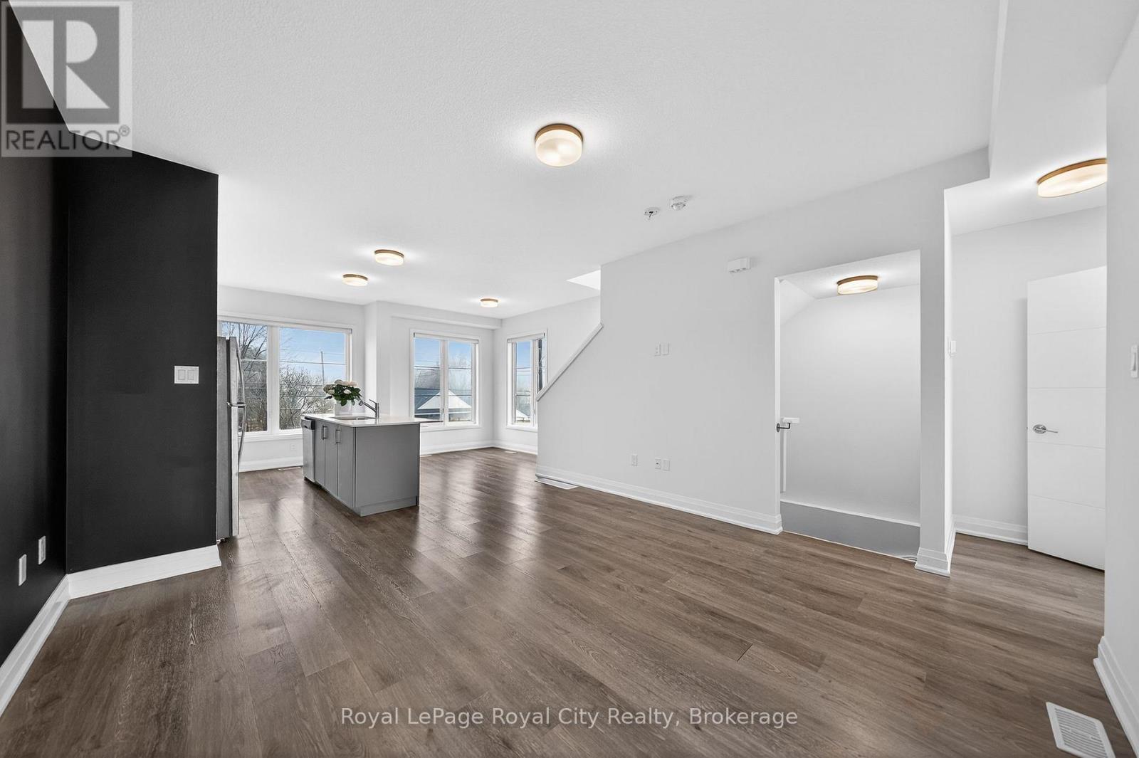 












1 - 150 HURON STREET

,
Guelph (St. Patrick's Ward),




Ontario
N1G4Y1


