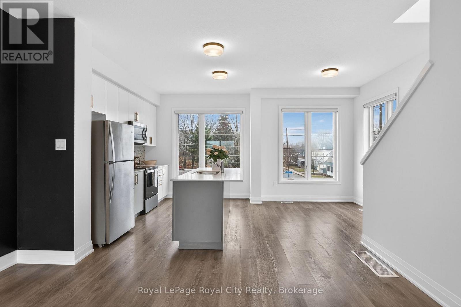 












1 - 150 HURON STREET

,
Guelph (St. Patrick's Ward),




Ontario
N1G4Y1


