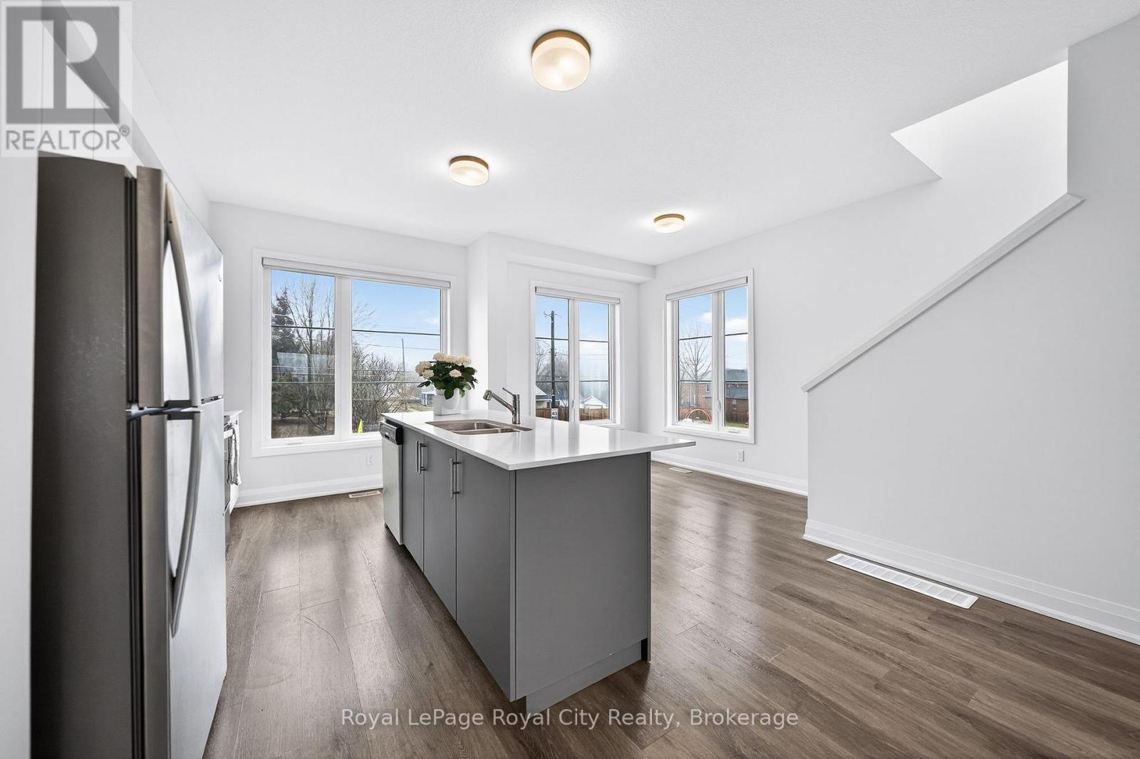 












1 - 150 HURON STREET

,
Guelph (St. Patrick's Ward),




Ontario
N1G4Y1

