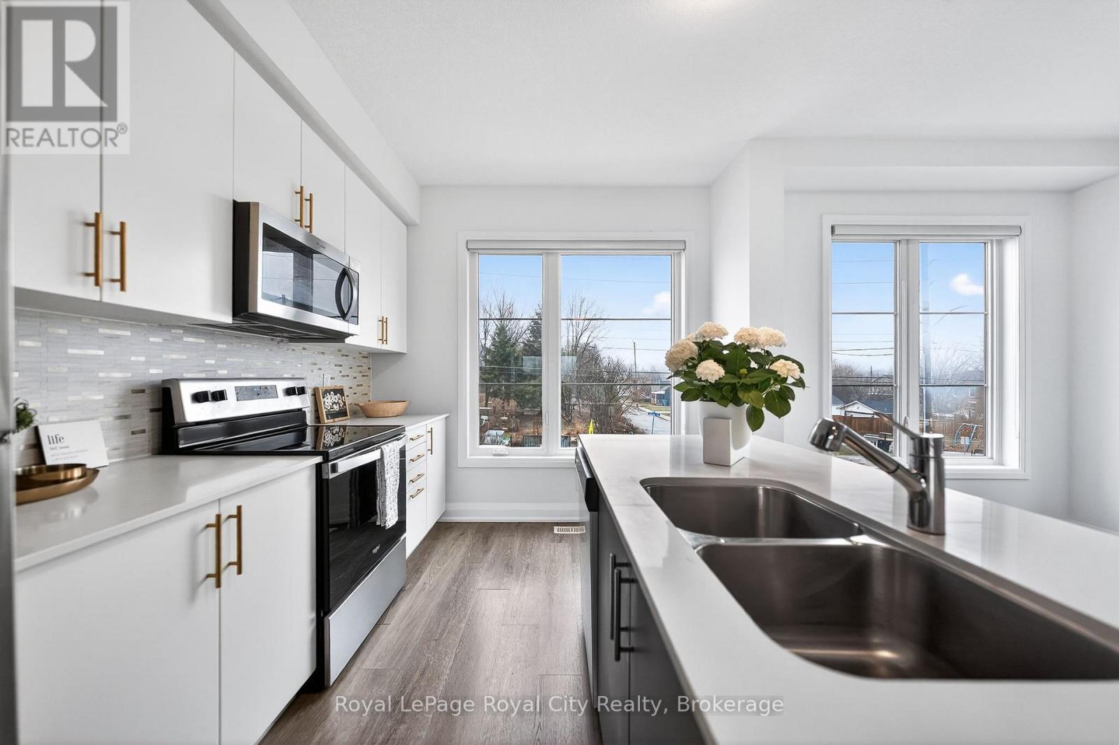 












1 - 150 HURON STREET

,
Guelph (St. Patrick's Ward),




Ontario
N1G4Y1

