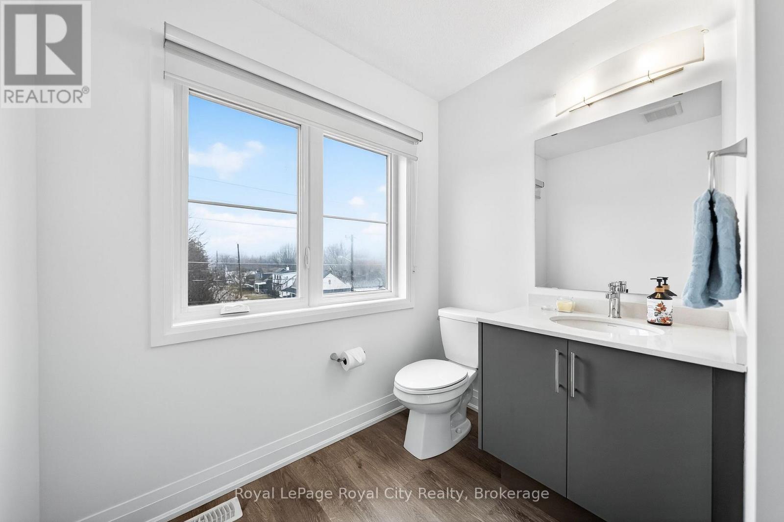 












1 - 150 HURON STREET

,
Guelph (St. Patrick's Ward),




Ontario
N1G4Y1


