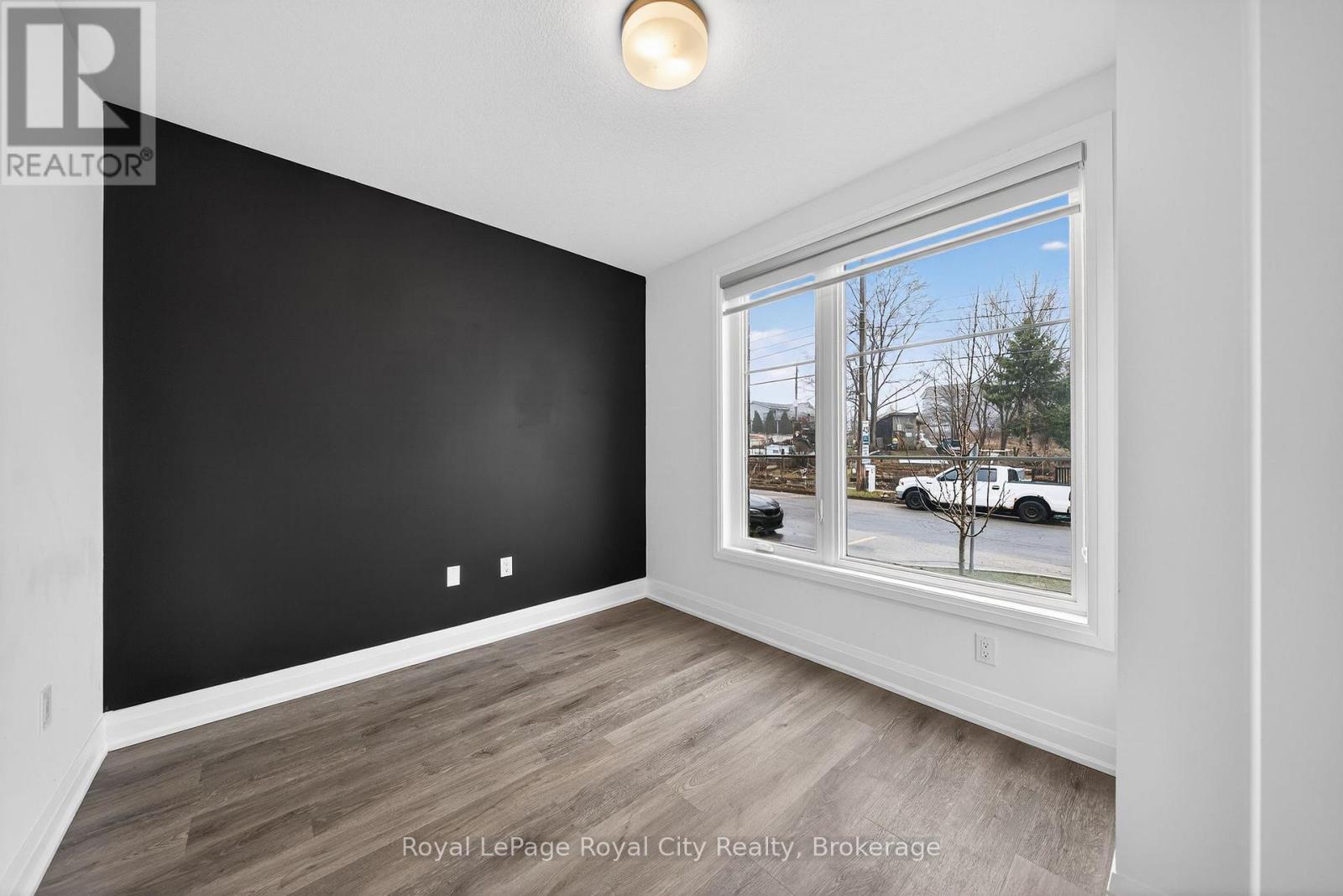 












1 - 150 HURON STREET

,
Guelph (St. Patrick's Ward),




Ontario
N1G4Y1

