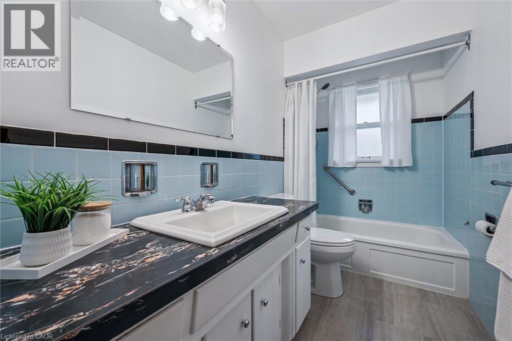 












10 PAUL Avenue

,
Guelph,




Ontario
N1E1S2

