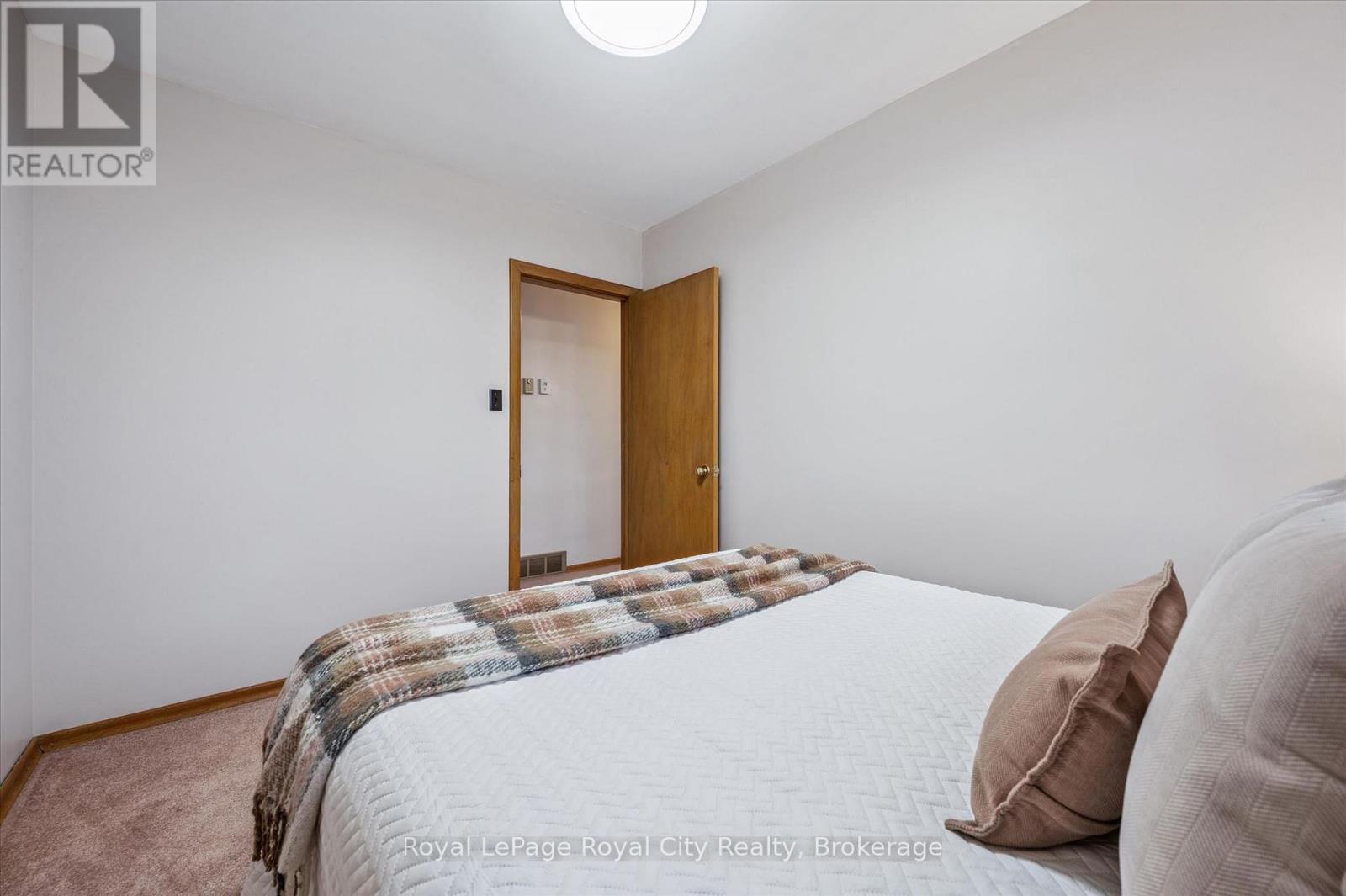 












10 PAUL AVENUE

,
Guelph (General Hospital),




Ontario
N1E1S2

