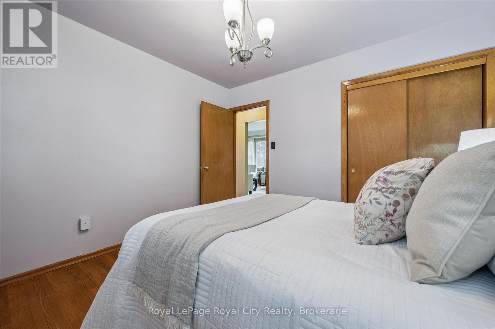 












10 PAUL AVENUE

,
Guelph (General Hospital),




Ontario
N1E1S2

