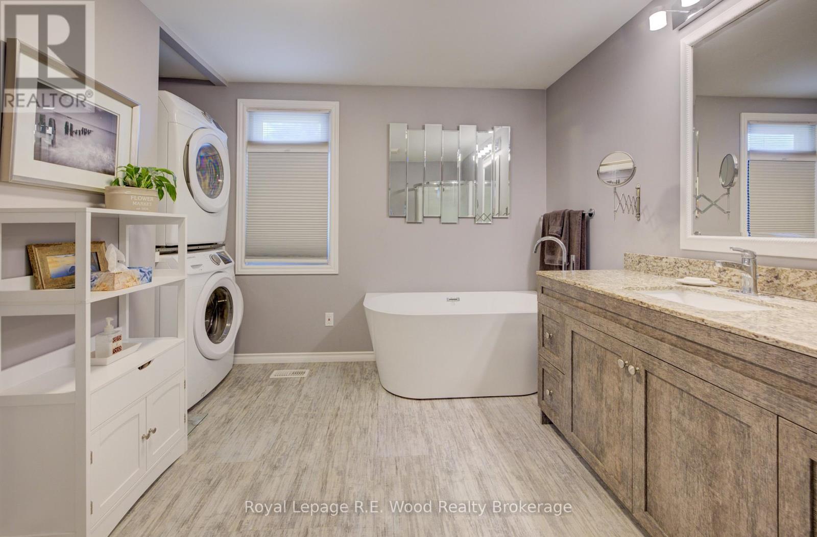 












4 WEST STREET N

,
Norwich (Springford),




Ontario
N0J1X0

