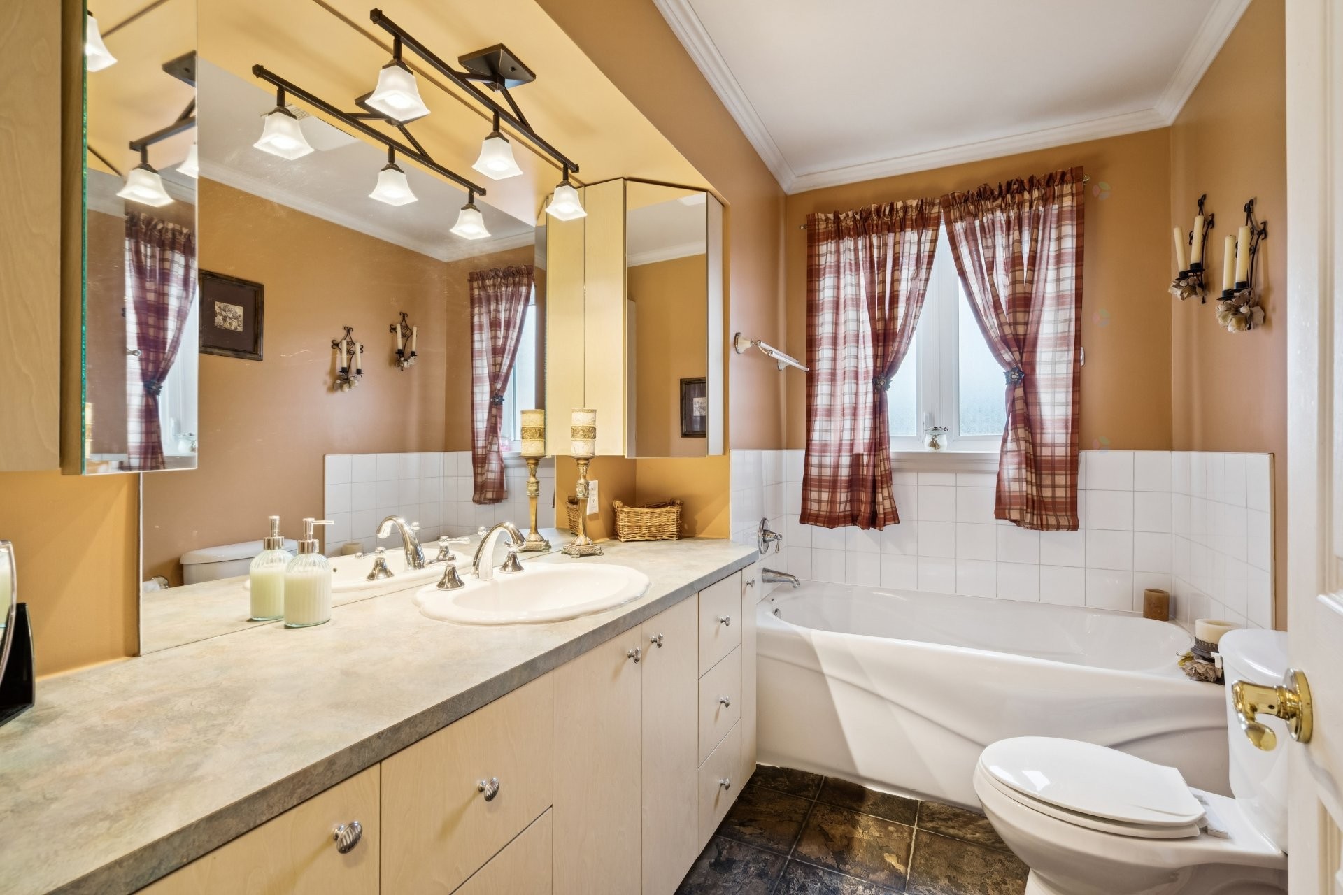 









549


Rue Lionel-Groulx

,
Salaberry-de-Valleyfield,




QC
J6T4H5

