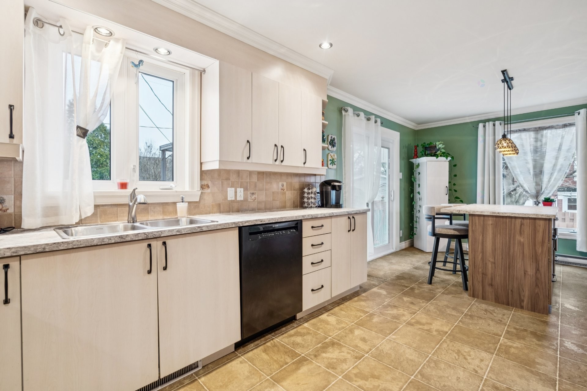 









549


Rue Lionel-Groulx

,
Salaberry-de-Valleyfield,




QC
J6T4H5

