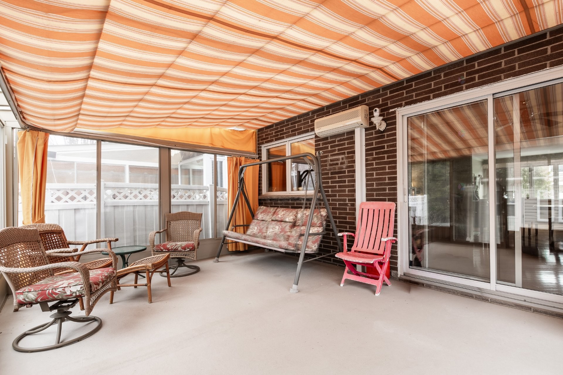 









1395


Place Port-Royal

,
Brossard,




QC
J4W1S7

